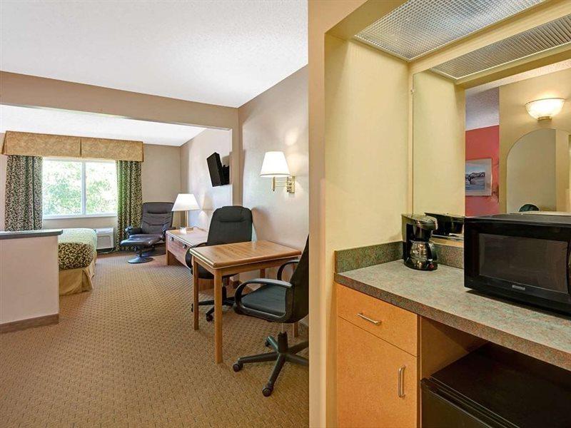 Days Inn & Suites By Wyndham Airport Албукерке Екстериор снимка