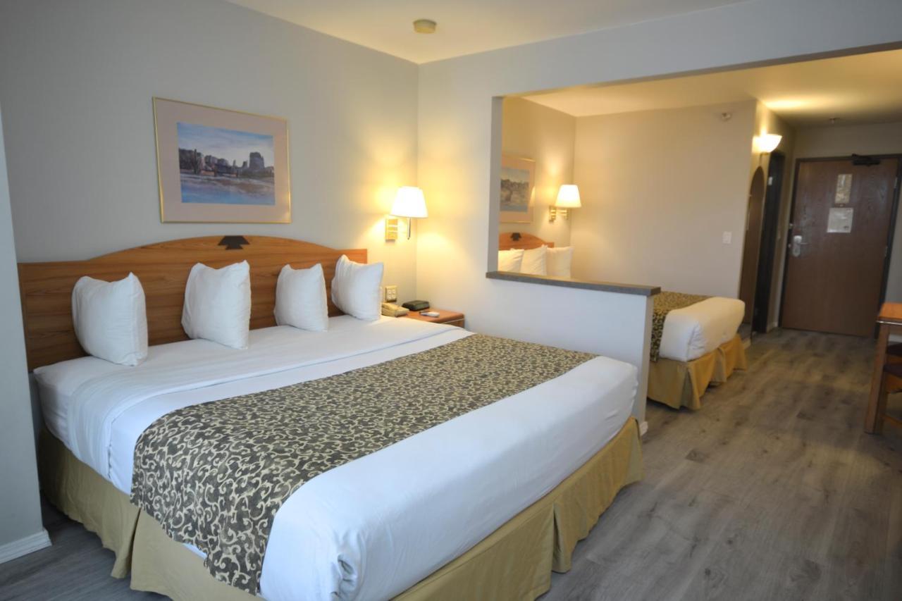 Days Inn & Suites By Wyndham Airport Албукерке Екстериор снимка