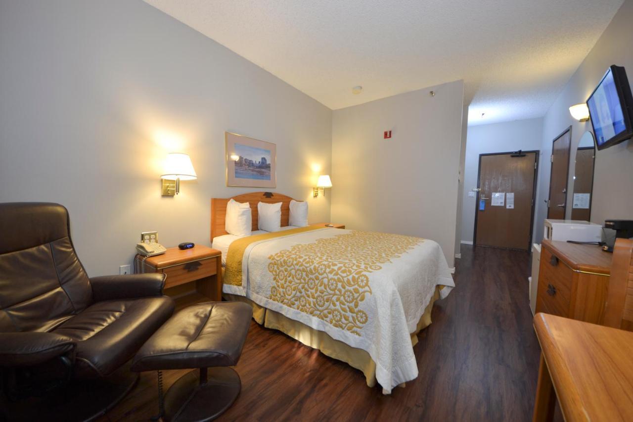 Days Inn & Suites By Wyndham Airport Албукерке Екстериор снимка