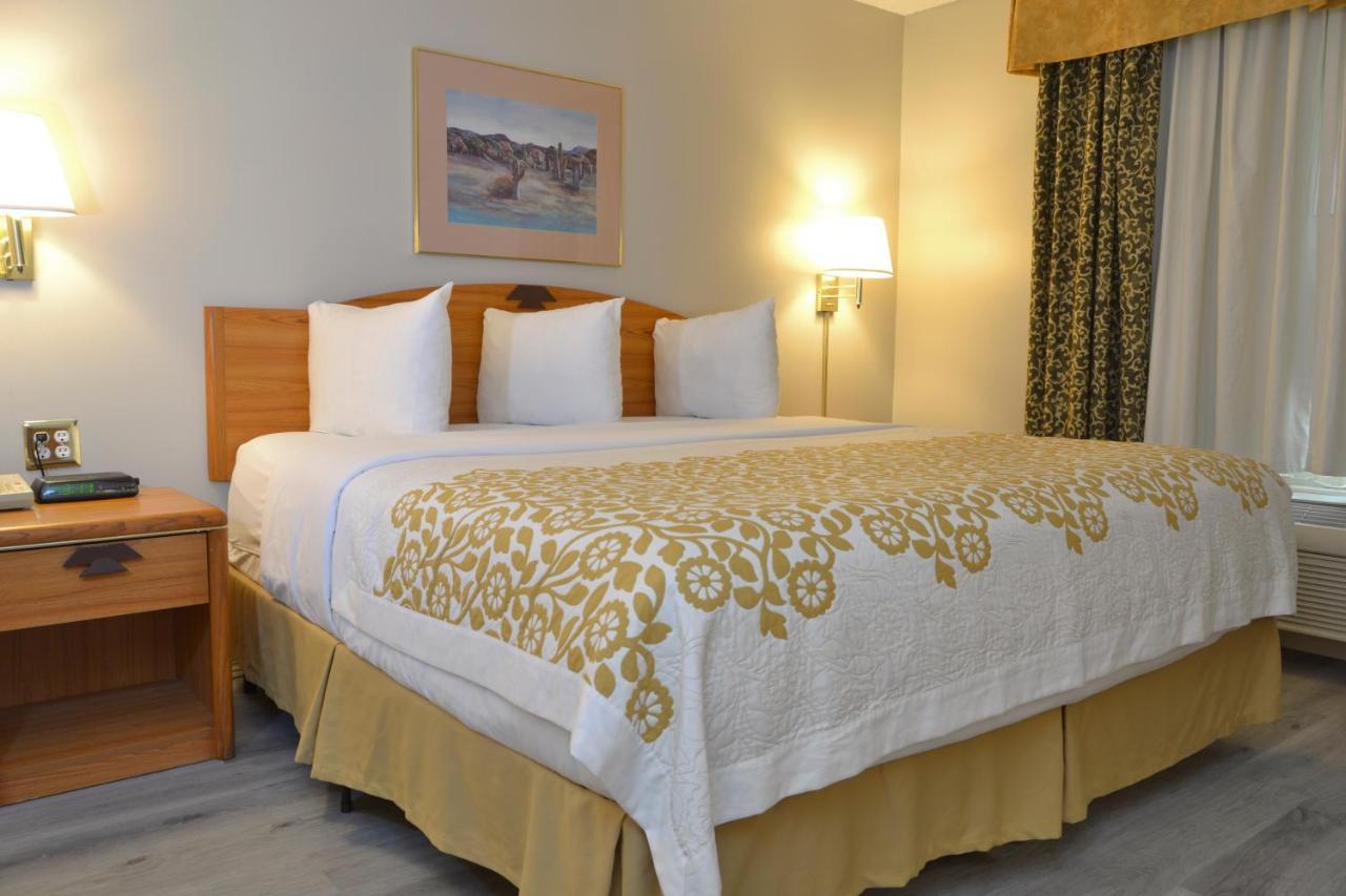 Days Inn & Suites By Wyndham Airport Албукерке Екстериор снимка