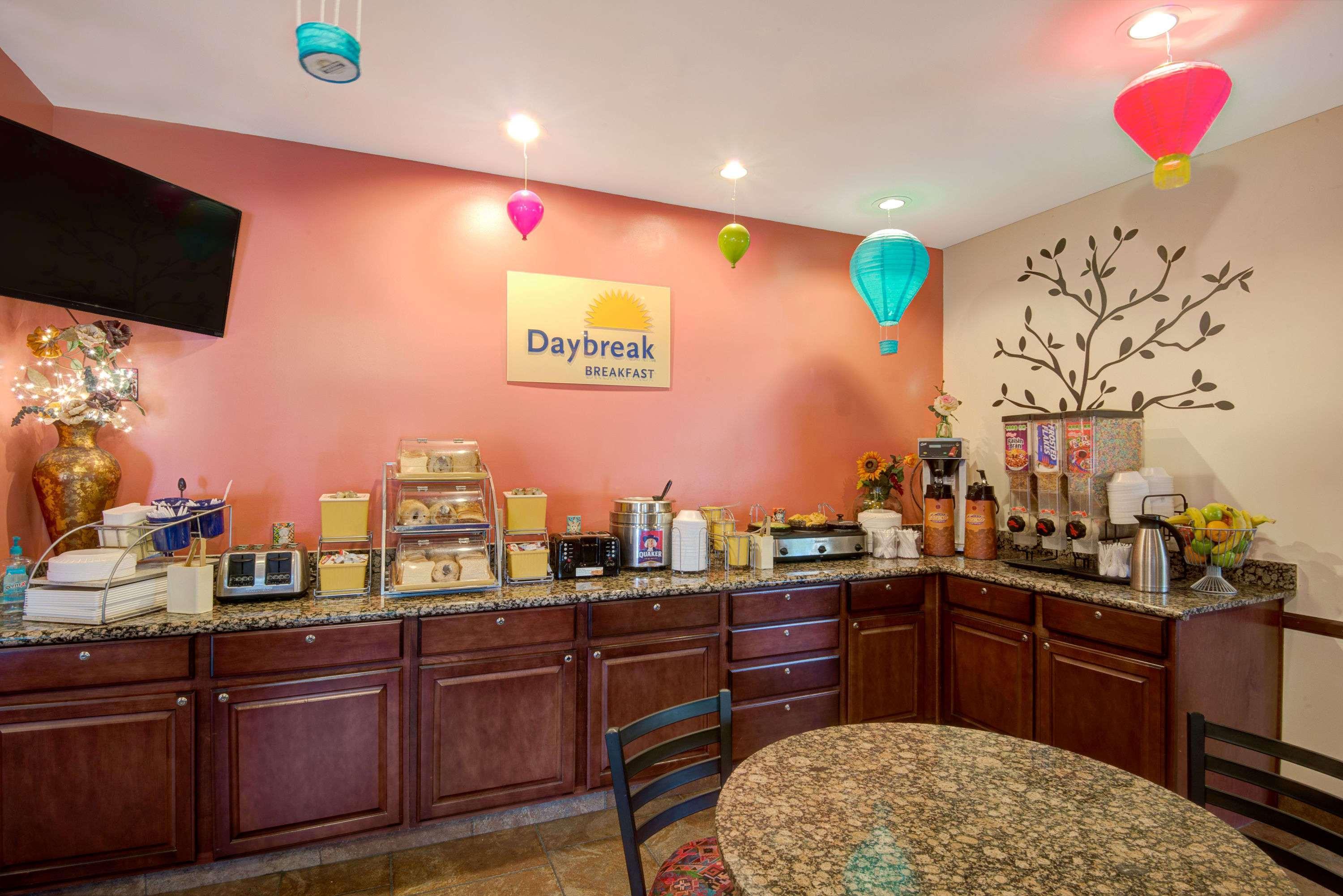 Days Inn & Suites By Wyndham Airport Албукерке Екстериор снимка
