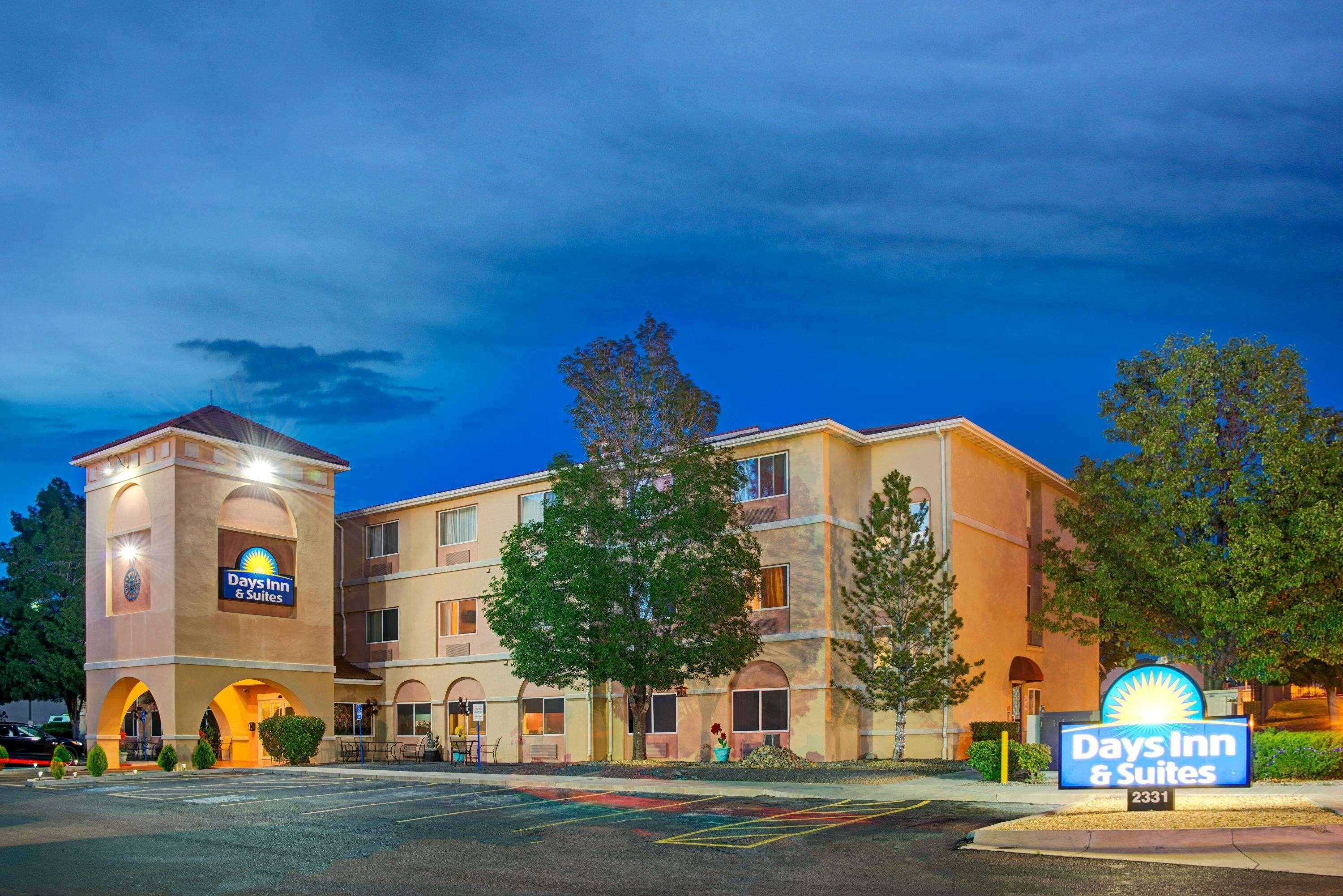 Days Inn & Suites By Wyndham Airport Албукерке Екстериор снимка