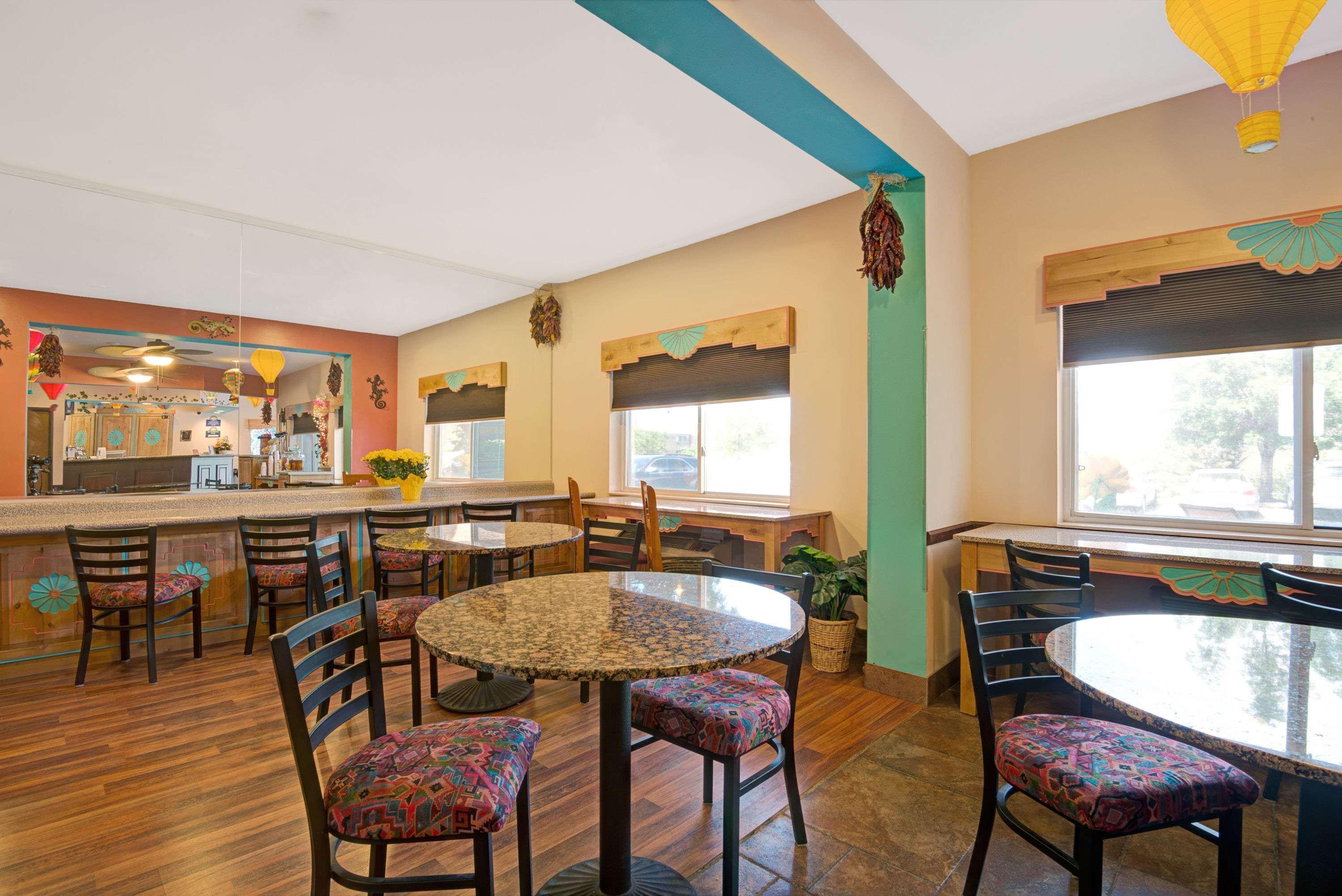Days Inn & Suites By Wyndham Airport Албукерке Екстериор снимка