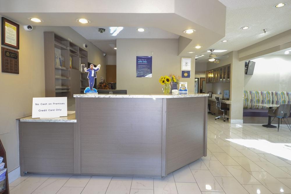 Days Inn & Suites By Wyndham Airport Албукерке Екстериор снимка