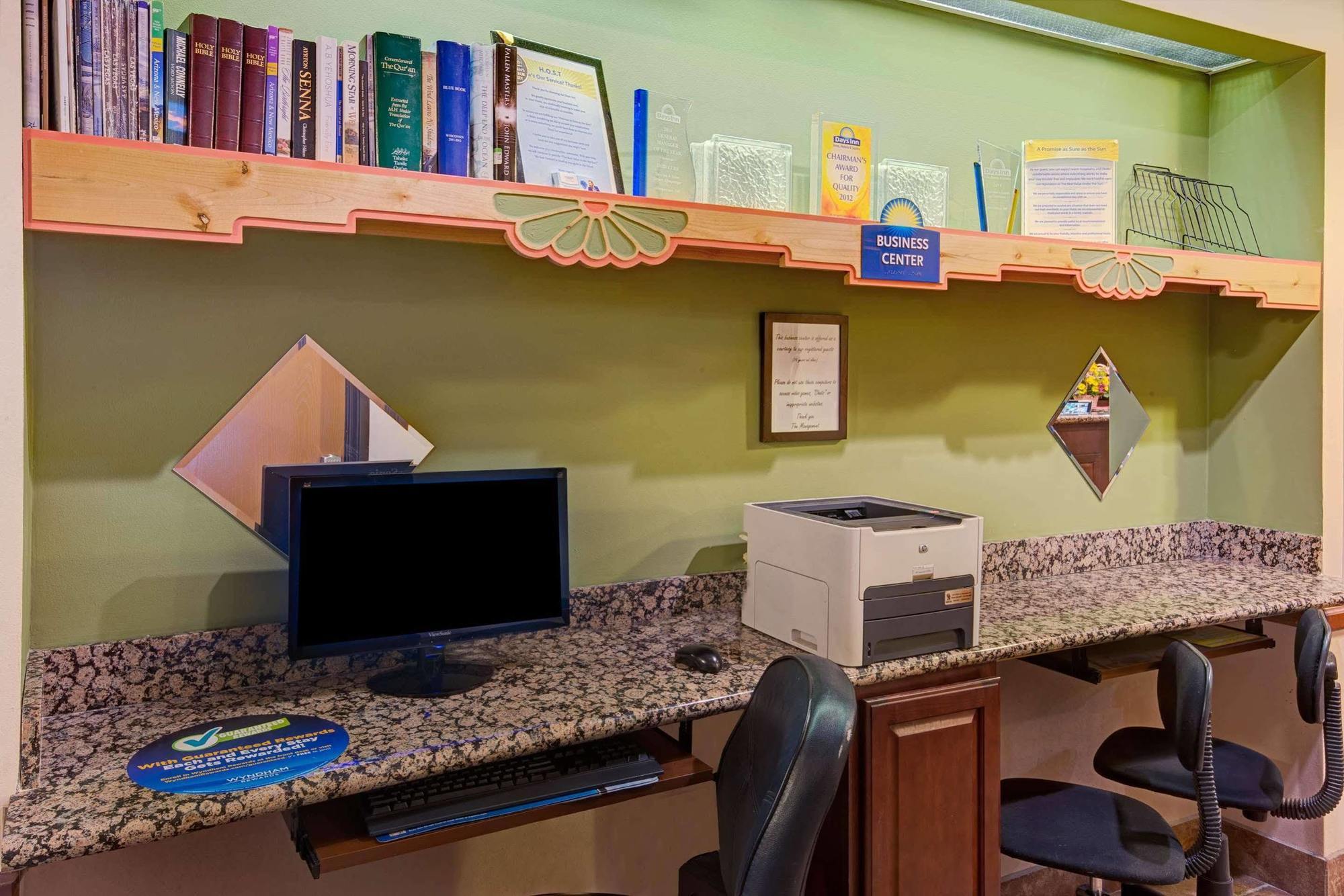 Days Inn & Suites By Wyndham Airport Албукерке Екстериор снимка